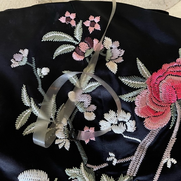 Stunning fitted dress with stitched flower pattern across the front and back. - Picture 2 of 4